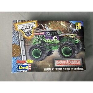 Vintage 2013 Snaptite  Revell Monster Jam Grave Digger 1:25 Model Kit (New)